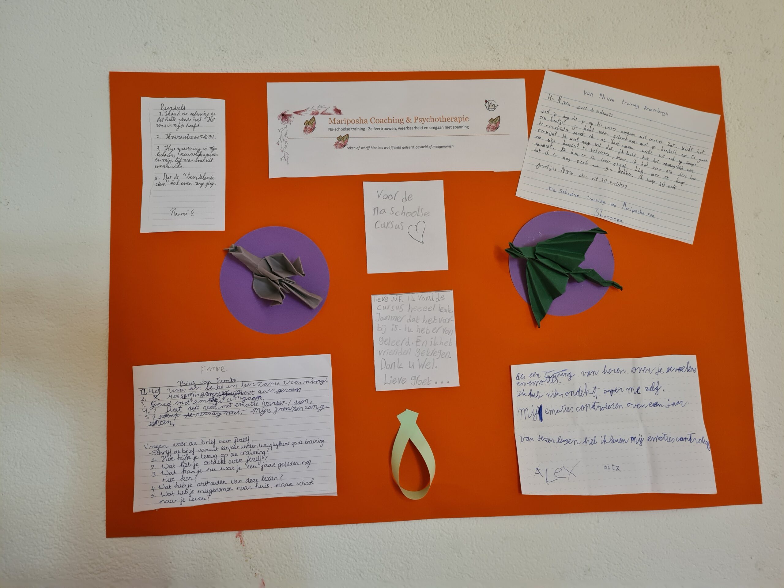 Prikbord met handgeschreven brieven en reacties van kinderen na de naschoolse training van Mariposha in Den Haag